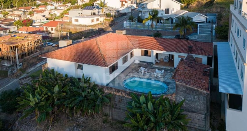 CASA COM PISCINA NO BAIRRO OFICINAS