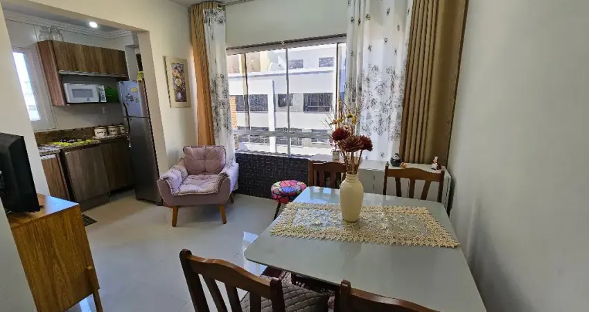 Apartamento de 2 dormitórios com suíte entre centro e o mar!