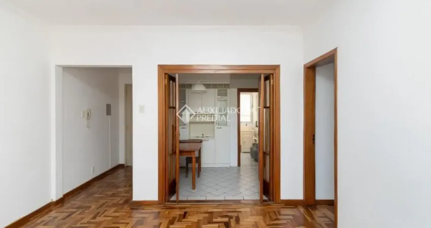 Apartamento dois quartos, reformado, junto ao parcão moinhos de vento
