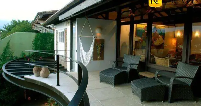 Casa Alto Padrão na Praia da Ferradura c/ pequena Praia Part