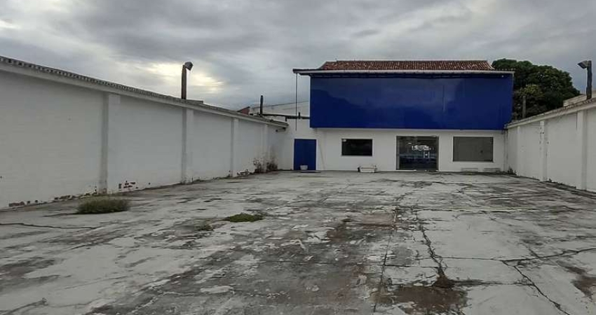 Amplo imóvel comercial para locação no Centro de Araruama/RJ