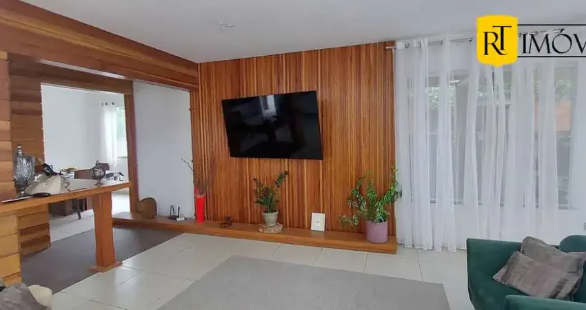 Casa à venda com 3 suítes e com pé direito alto em São Pedro da Aldeia