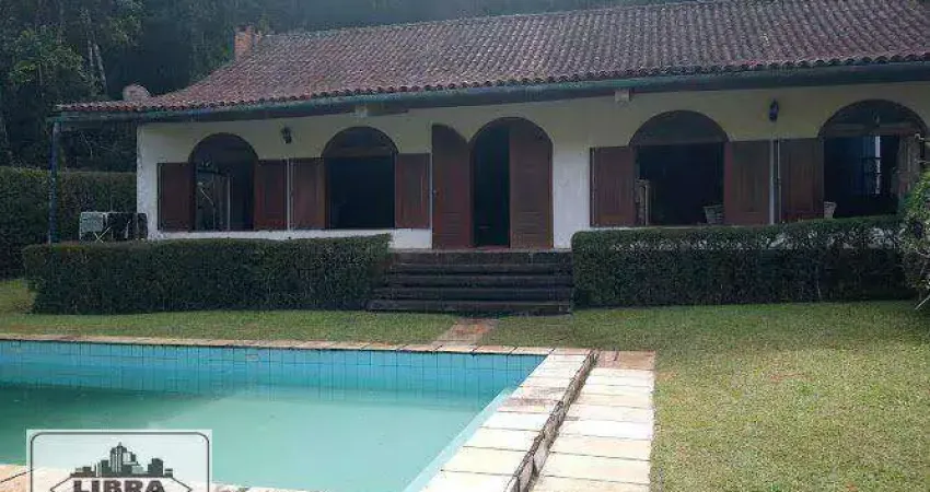 Casa com 5 quartos e área com grande potencial para construção à venda!