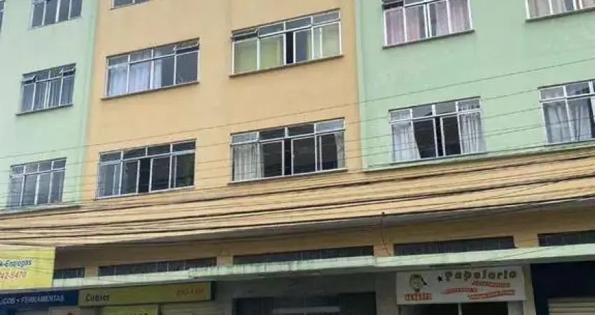 Apartamento 02 quartos, sala, banheiro social, cozinha (com armários), área de serviço, dependências de empregada e elevador.