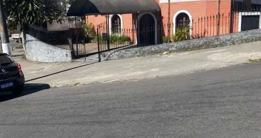 Loja com salão grande, hall com banheiro social, cozinha, área e depósito.