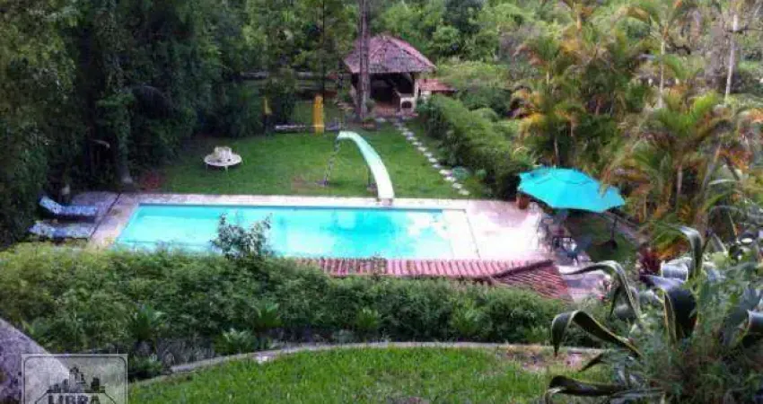 Casa de campo à venda com 4 quartos e linda vista para a natureza!