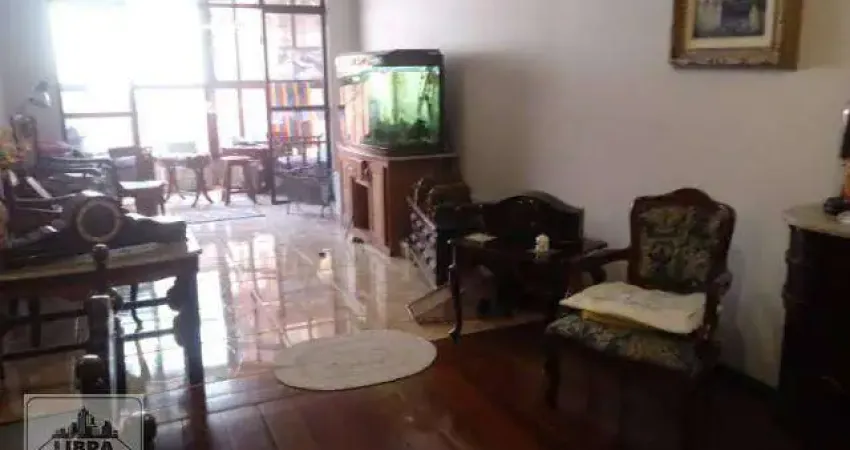 Excelente apartamento com três quartos (sendo uma suíte), com dependências, lazer no condomínio, garagem e elevador.