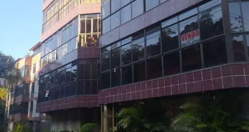 Apartamento de três quartos (01 suíte), sala em 02 ambientes, varanda, copa cozinha, área, dependência, garagem e lazer no condomínio.