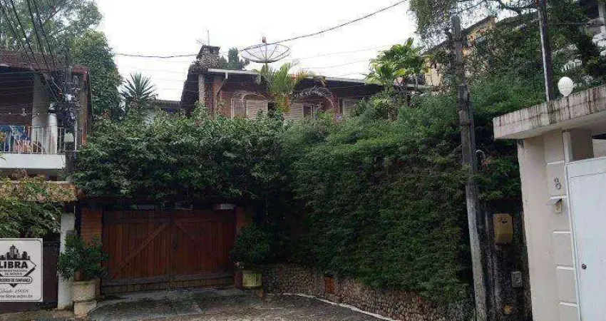 Casa em condomínio completo, com sala, sala de jantar, 03 quartos (01 suíte), banheiro social, cozinha, dependências e área de lazer completa.