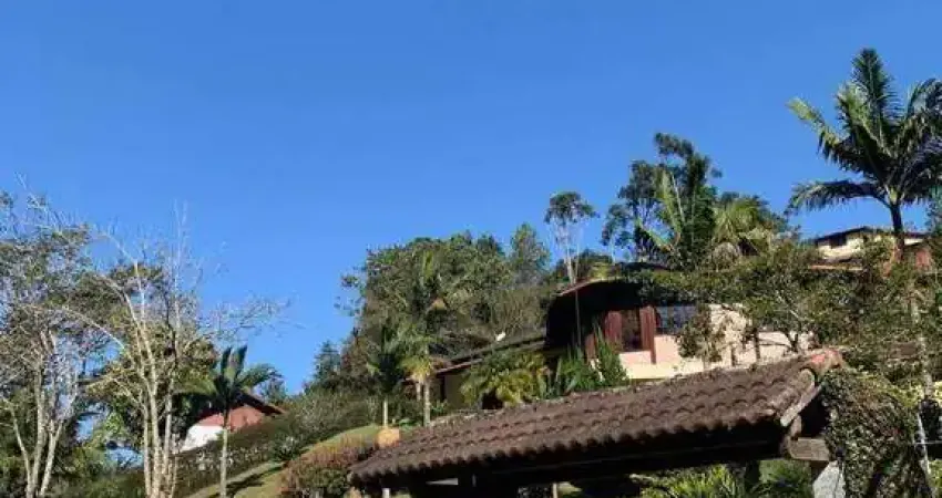 Casa com 6 quartos, piscina e espaço gourmet, disponível para aluguel e venda!