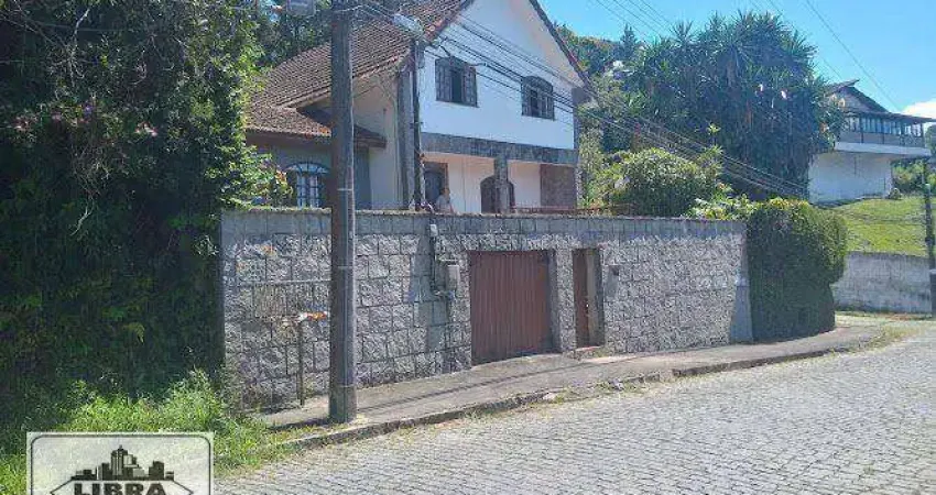 Casa em 02 lotes com sala em quatro ambientes, 03 quartos (01 suíte), banheiro social cozinha ampla e área de serviço