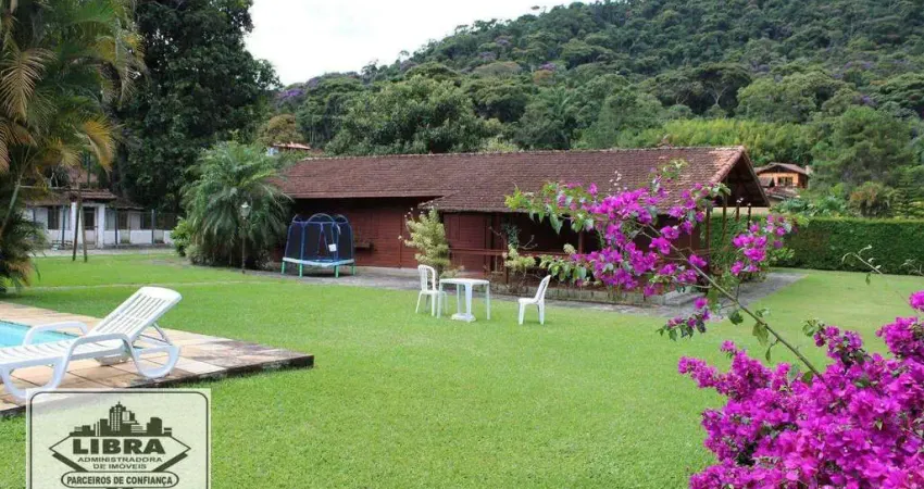 Casa com sala, 4 quartos (1 suíte), banheiro social, cozinha e varanda. com jardim, piscina, sauna, churrasqueira, estacionamento e casa de caseiro.
