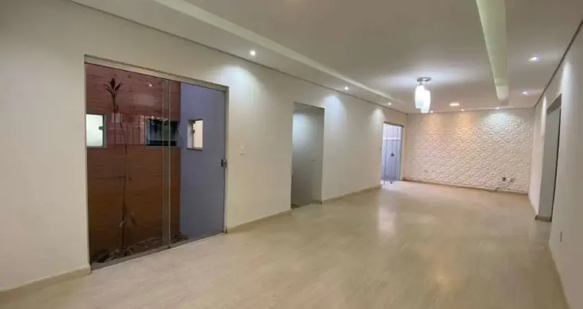 Casa para Venda em Araxá, GUILHERMINA VIEIRA CHAER, 4 dormitórios, 1 suíte, 2 banheiros, 2 vagas
