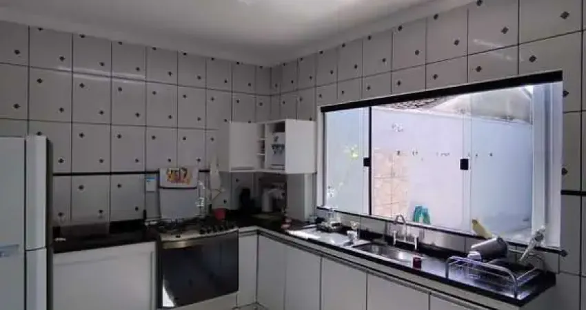 Casa para Venda em Araxá, Jardim Europa, 3 dormitórios, 1 suíte, 3 banheiros, 4 vagas
