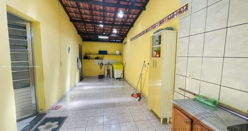 Casa Térrea para Venda em Mogi das Cruzes, Vila Cintra, 3 dormitórios, 1 suíte, 2 banheiros, 3 vagas