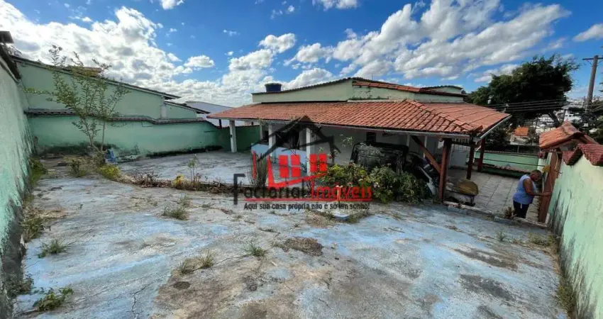 Ampla casa de esquina com vista e quintal no Dom Bosco