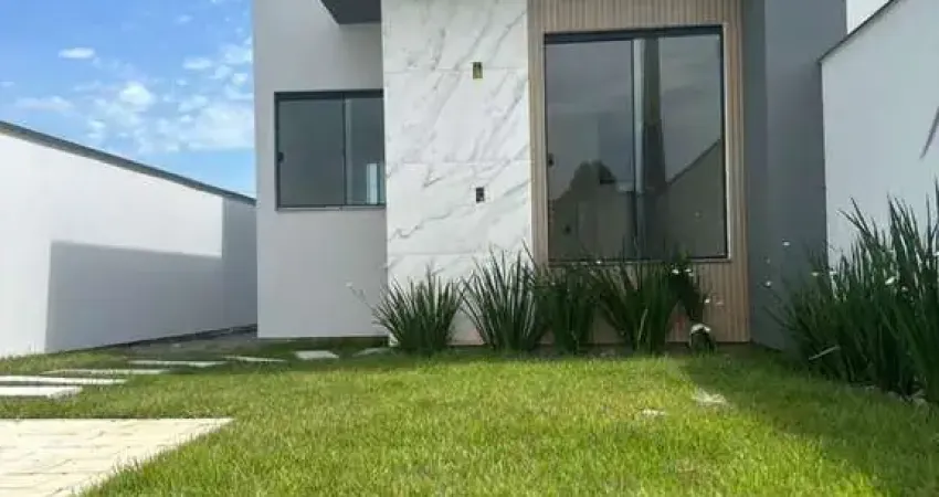 Casa á venda em Canelinha, possuindo 55m², com 2 dormitórios e amplo terreno