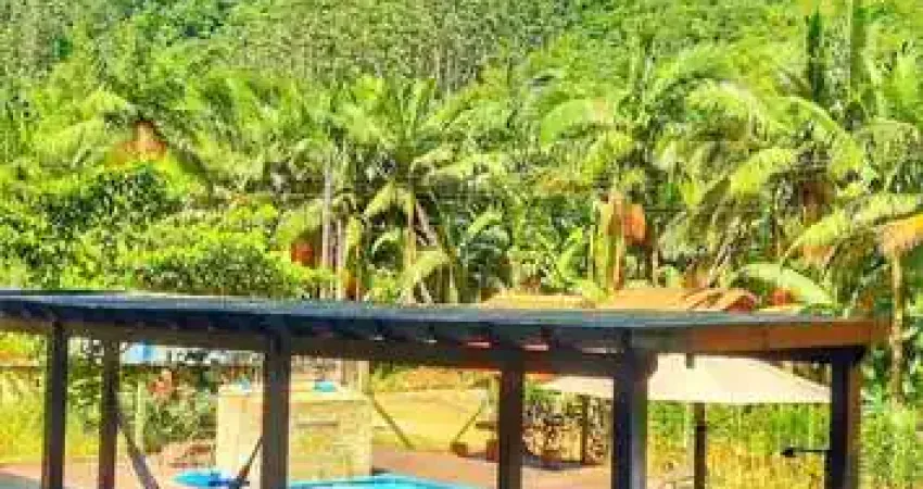 Sítio á venda em Canelinha, possuindo 3.700m², com uma casa sendo semi-mobiliada