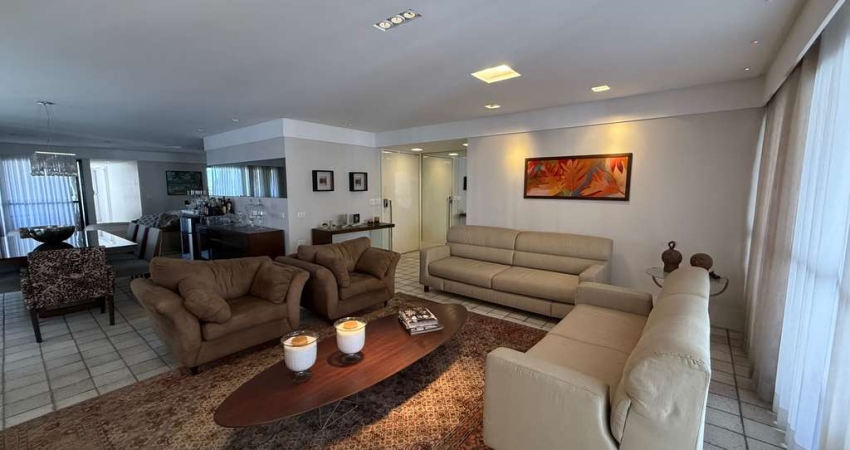 Excelente amplo apartamento à venda; com 276m; 3 salas; 4 quartos, 3 suítes; duas varandas e 3 gara