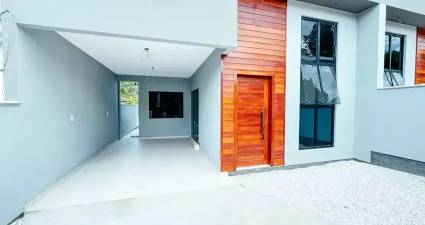 Casa com dois quartos e excelente espaço na Guabiruba!