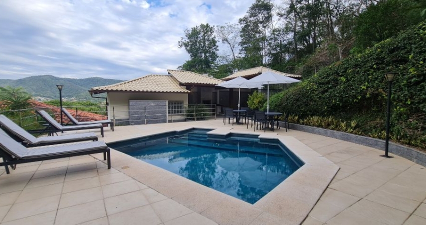 Casa com 4 Quartos à Venda, 370 m² por R$ 3.500.000 - Itaipu - Niterói/RJ