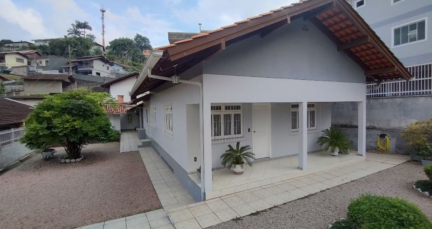 Ampla Casa com 3 Dormitórios sendo 1 Suíte no bairro Fortaleza.