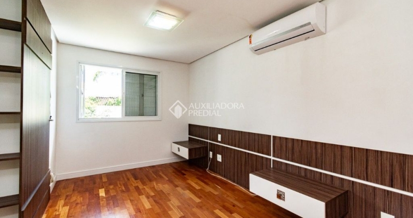 Casa em Condomínio à venda na Lomba do Pinheiro com 3 quartos
