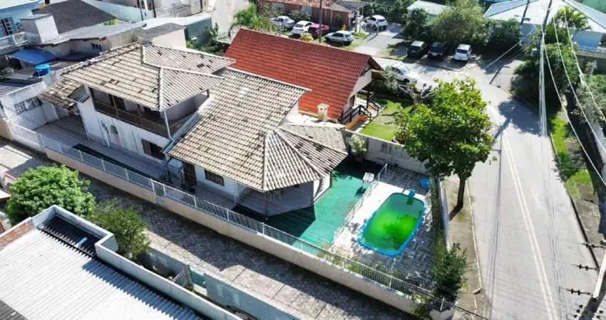 Casa à venda, no Bairro Armação do Pântano do Sul, Florianópolis-SC, com 4 quartos, 2 suítes, com 4 vagas