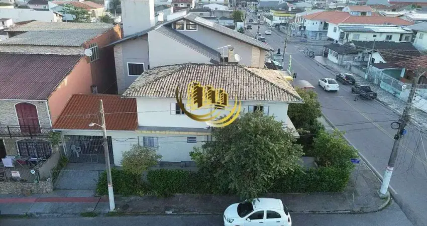 Casa à venda, no Bairro Bela Vista, São José-SC, com 5 quartos, sendo 1 suíte, com 2 vagas