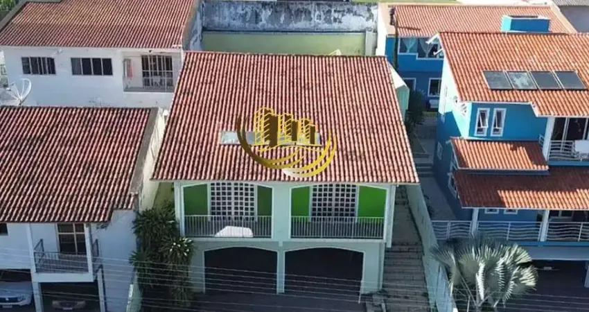 Casa à venda, no Bairro Forquilhinha, São José-SC, com 3 quartos, sendo 1 suíte, com 4 vagas