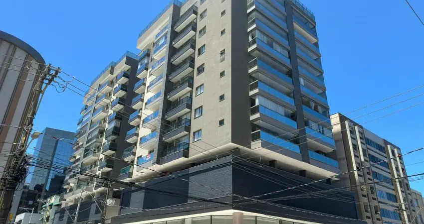 Um 4 quartos de alto padrão, recém-entregue, a poucos passos do mar.