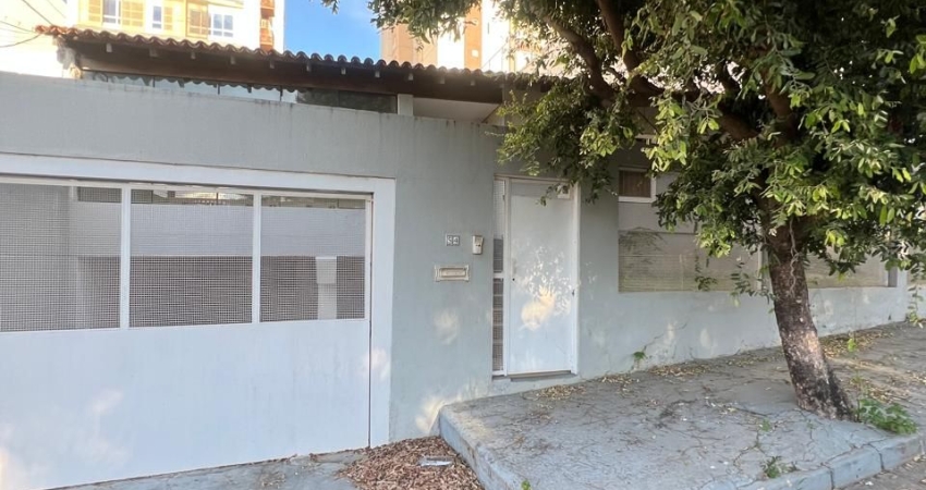 CASA COM 3 QUARTOS À VENDA, 300m2 - BAIRRO QUILOMBO