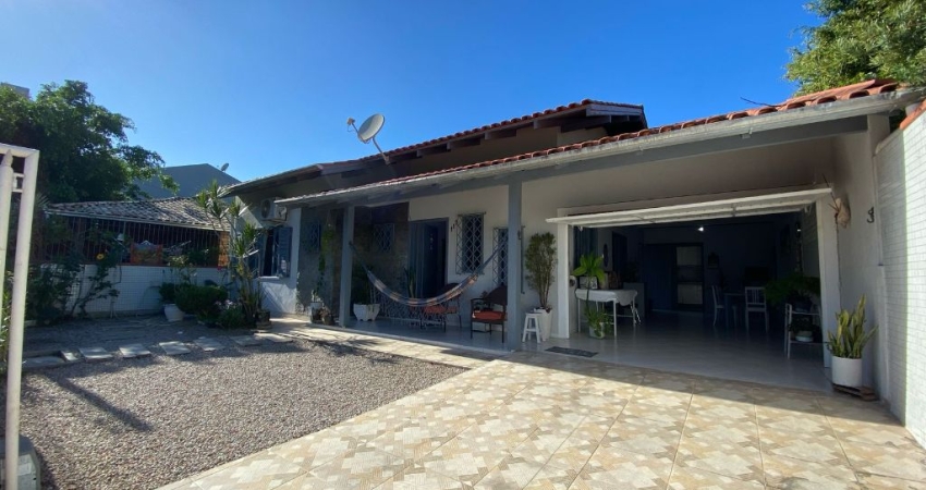 Casa com 3 quartos à venda na Servidão Maria Clara de Jesus, 117, Balneário Perequê, Porto Belo