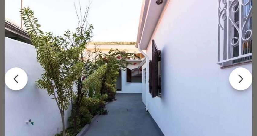 Casa Espaçosa e Reformada com Quintal Amplo e prox. Metrô