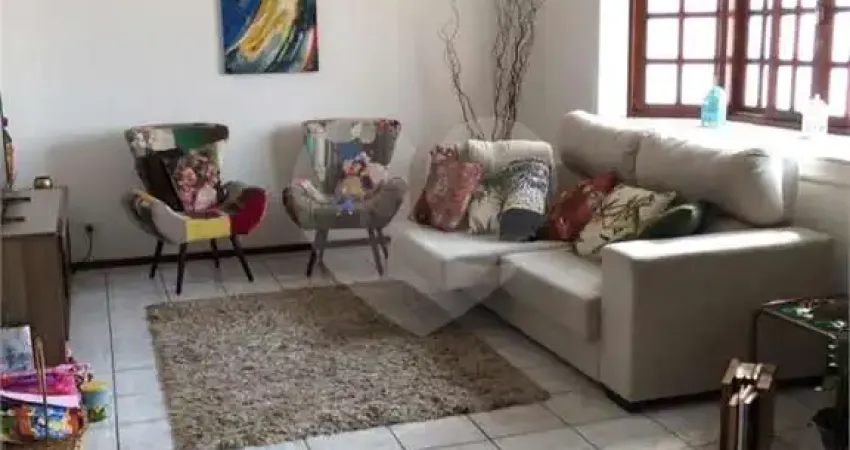 Casa com 3 quartos à venda em Vila Galvão - SP
