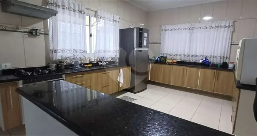 Condomínio com 3 quartos à venda em Condomínio Chacur - SP