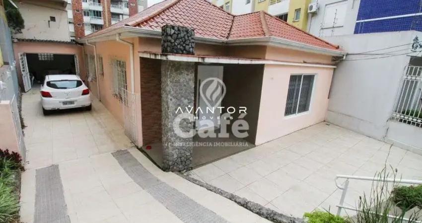 Casa 3 dormitórios com pátio no centro de Santa Maria-RS.