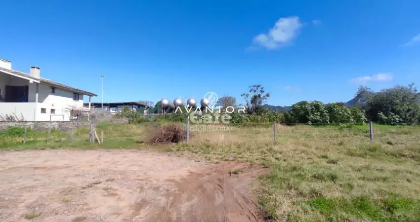 Amplo terreno com 768 m² de área em ótima localização em Pé de Plátano.