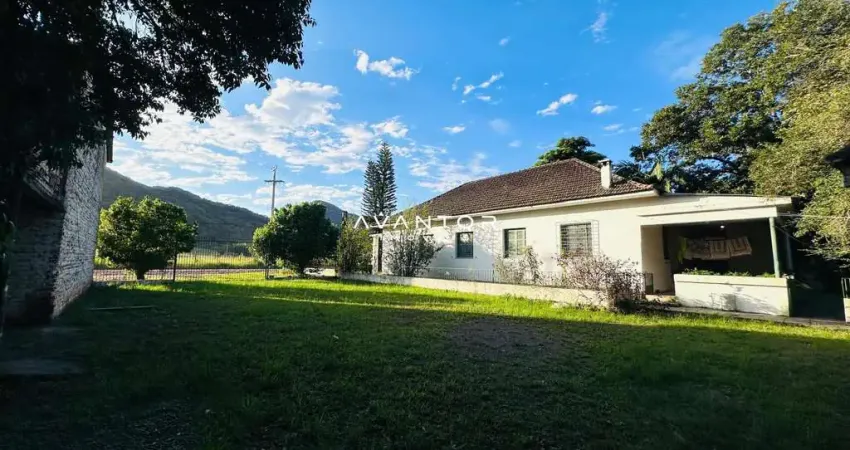 Residência e pavilhão com muita natureza próximo a UFSM