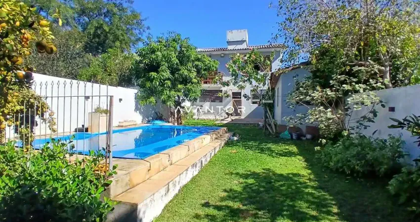 Ampla casa no bairro Menino Jesus, com 5 dormitórios, edícula e piscina