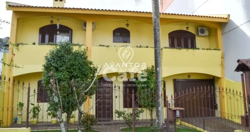 Casa 4 Dormitórios com 2 Salas, Lareira, pátio e Garagem para 3 carros