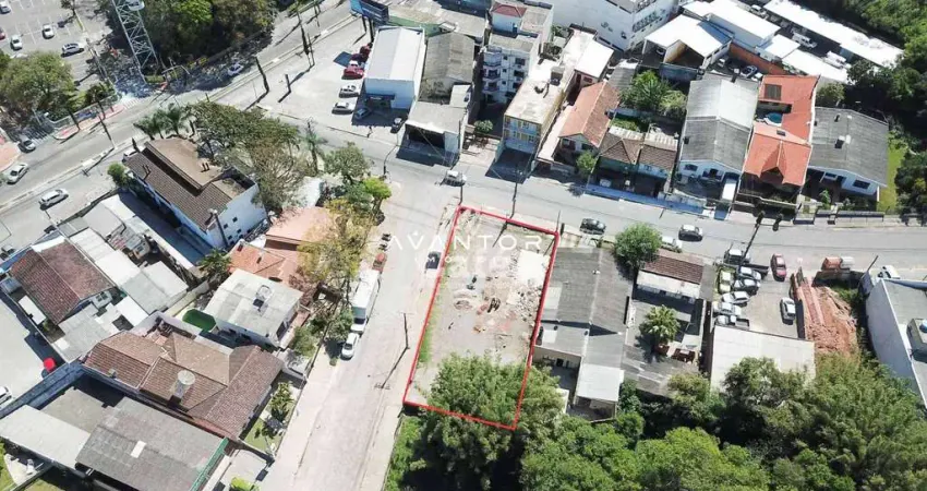Terreno com localização privilegiada, de esquina, a poucos metros da Avenida Fer