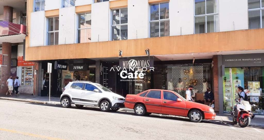 Sala comercial com repartição e banheiro. Localizado na Rua Dr Bozano, a poucos
