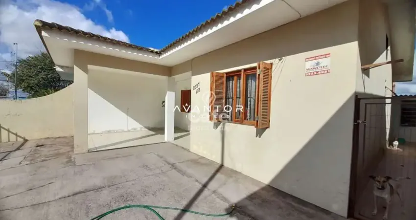 Casa 2 dormitórios, 1 banheiro, garagem, pátio, rua asfaltada ótima localização.