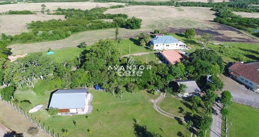 Linda chácara urbana com 2.730 m² com um lindo chalé de 91m² privativos - Santa