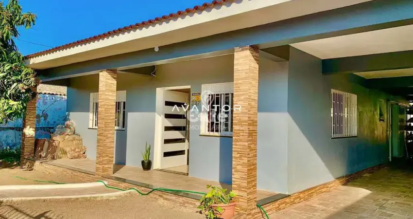 Lindíssima casa com terreno amplo, 03 dormitórios, 02 banheiros, 02 vagas de gar