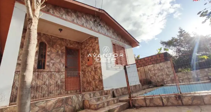 Casa com três dormitórios, garagem, com Pátio FINANCIÁVEL!