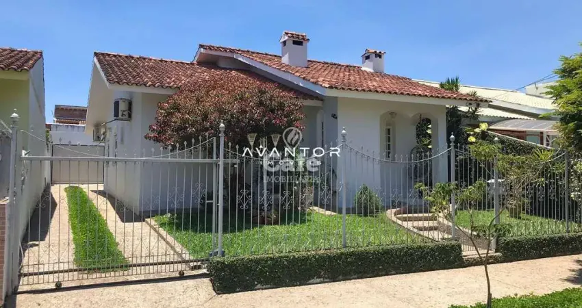 Casa semi mobiliada com 3 dormitórios, sendo uma suíte, lareira, área gourmet co
