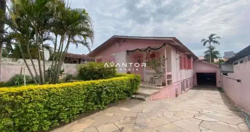 Casa Ampla com 4 Dormitórios, Sala de Estar, 3 Banheiros, Cozinha, Churrasqueira