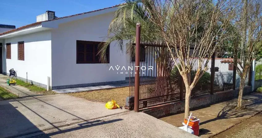 Casa Ampla De 3 Dormitórios, Sala Ampla, 2 Banheiros, Cozinha, Área de Serviço,